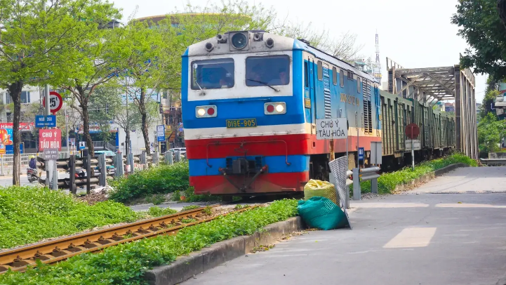 Tái diễn tình trạng vi phạm an toàn hành lang đường sắt